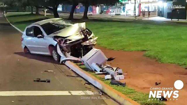 Carro bate e destrói radar na Afonso Pena