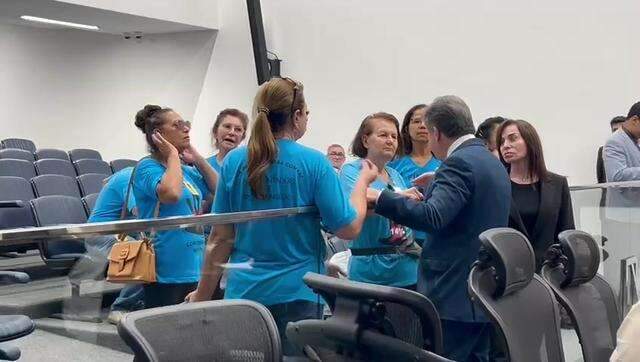 Lídio conversa com aposentadas