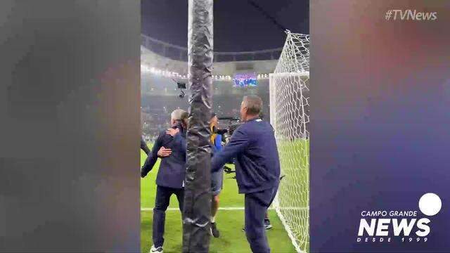 Matvei Safonov é ovacionado após pegar 4 pênaltis