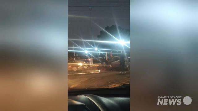 Carro capota próximo ao Lago do Amor