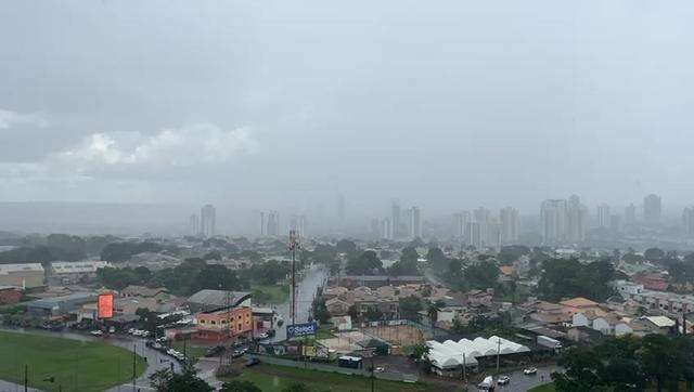 Vídeo mostra chuva que atingiu a Capital neste sábado