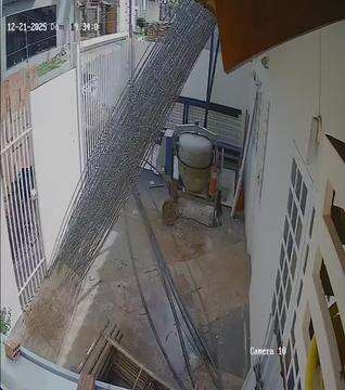 Vídeo mostra homem invadindo depósito de construção