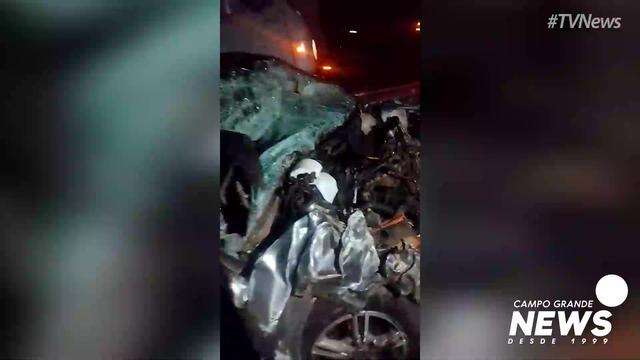 Veículo destruído em acidente na BR-262