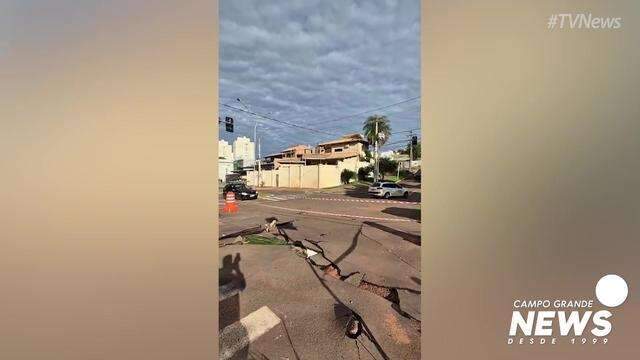 Transito interditado na Avenida Rachid Neder