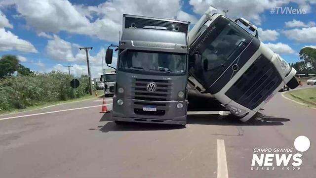 Carreta tombada na BR-163