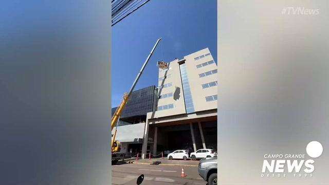 Guindaste é usado no Centro para instalação de placa solar