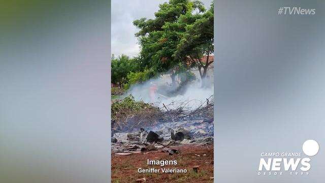 Bombeiros controlam incêndio em praça