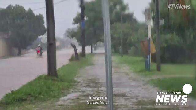Alagamento na Rua Antonio Marques, no Tiradentes