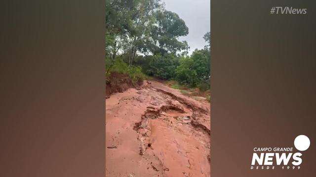 Moradores alugam máquinas para consertar ruas no Jardim Atlântico