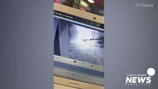 Ladrão furtando fiação de loja na 14 de julho