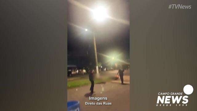 Motociclista é atingido por tambor arremessado por segurança