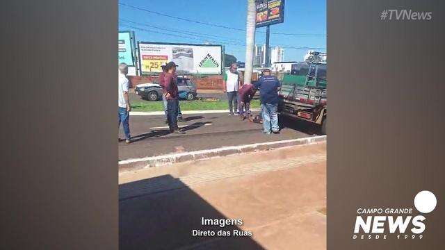 Trabalhador caído após ser prensado por caminhão
