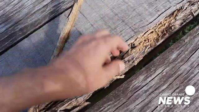 Morador mostra partes da ponte já comprometidas pela deterioração