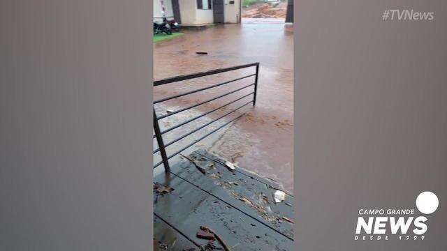 Com 30 minutos de chuva, Avenida João Arinos começa a alagar e gera congestionamento 