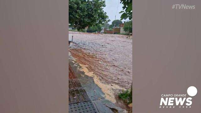 Moradora registra alagamento na Rua Prudentópolis