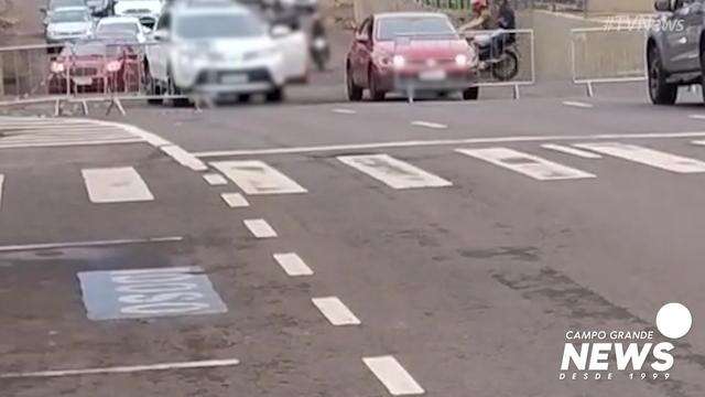 Condutor remove grade da rua