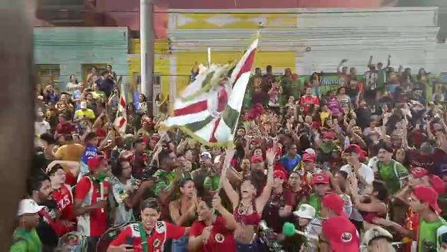 Foliões comemoram vitória da Mocidade