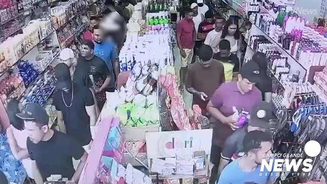 Supermercado de Inocência fica lotado com aumento da população 