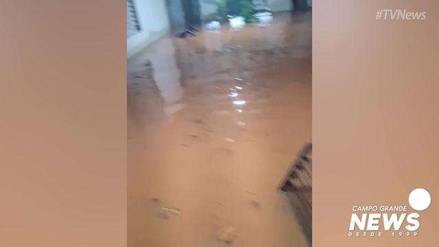 Moradores ficam com água na cintura em Três Lagoas