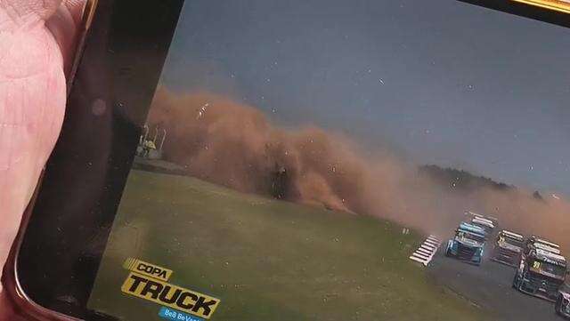 Momento da batida e caminhão rodando na pista