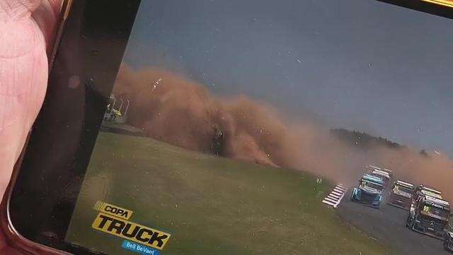 Momento da batida e caminhão rodando na pista