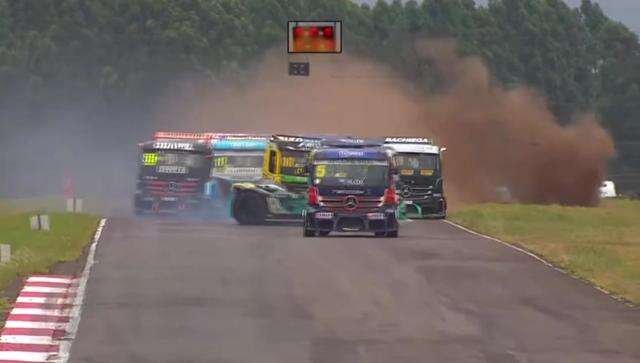 Momento da batida e caminhão rodando fora da pista