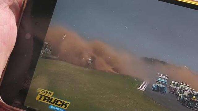 Momento da batida e caminhão rodando na pista