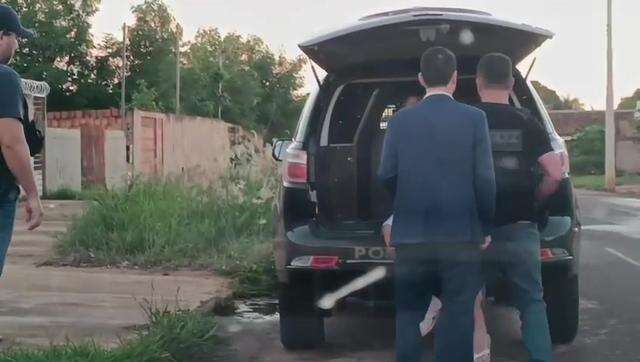 Du Mato, com seu advogado, se entregando a equipe do GOI