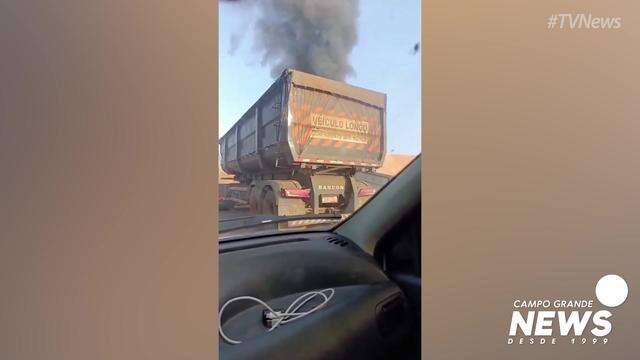 Acidente entre carretas na BR-262 