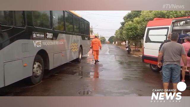 Ônibus e carro envolvidos em acidente