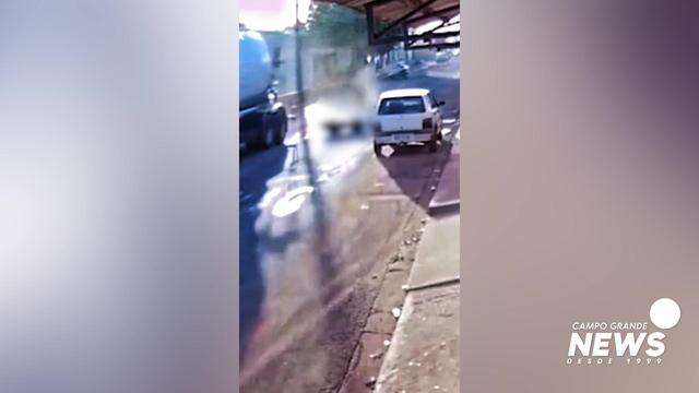 Acidente entre motocicleta e caminhão de concreto