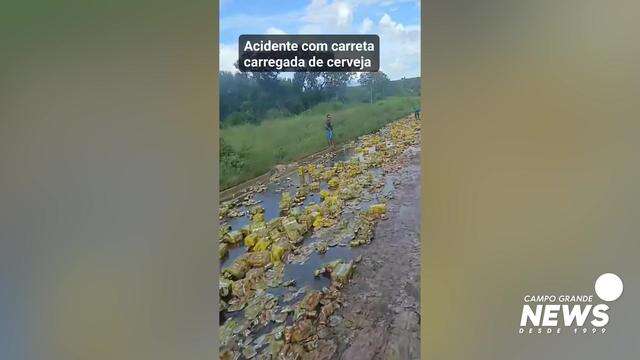 Carga de cerveja espalhada por rodovia