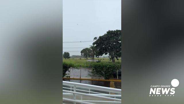 Tempo fecha e chove em Campo Grande