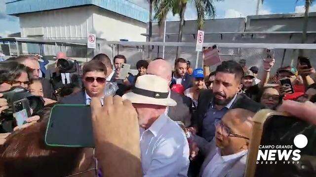 Presidente desembarca na Capital e fala com apoiadores