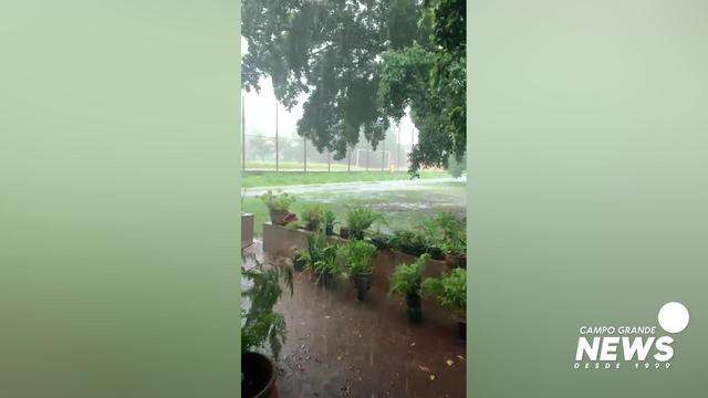 Tempo vira e chuva atinge diferentes regiões da Capital