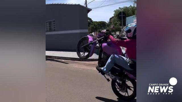 Geovana empinando moto tem chamado atenção nas redes sociais