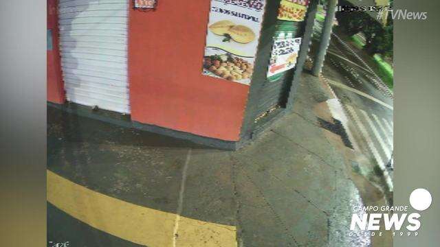 Vítima sendo perseguida por autores