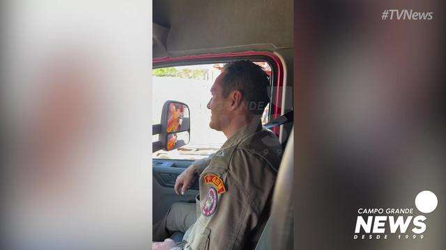 Equipe levando o bombeiro militar aposentado para casa