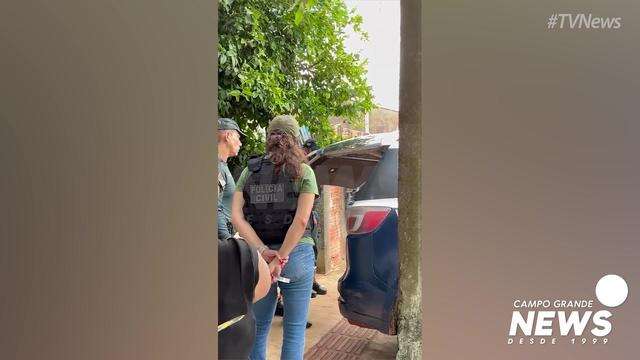 Marido sai algemado para camburão