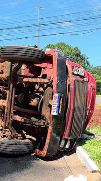 Caminhão tombado na rotatória da Via Park com Avenida Mato Grosso