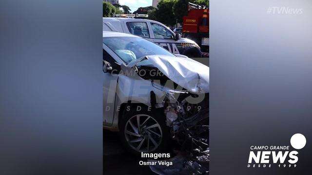 Carro capota em acidente no centro da cidade