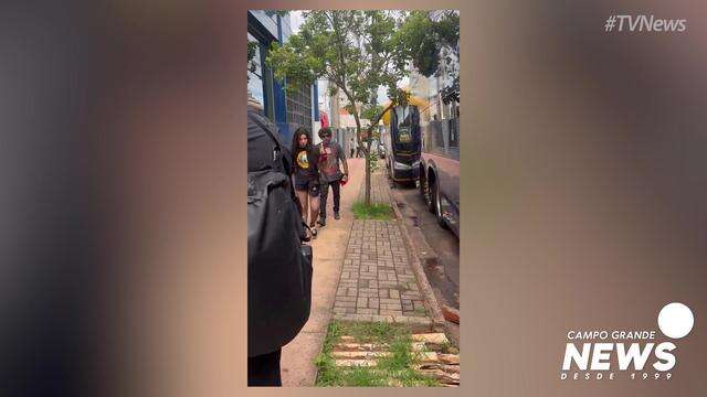 Fãs saem de ônibus a caminho do autódromo para show de Guns