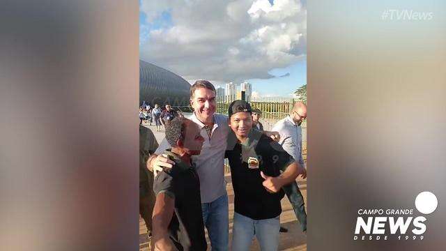 Flávio Bolsonaro conversa com visitantes no Bioparque