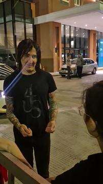 Richard Fortus, guitarrista do Guns atende fãs em hotel de Campo Grande