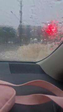 Vazamento em galeria de água pluvial na Av. Fernando Corrêa da Costa