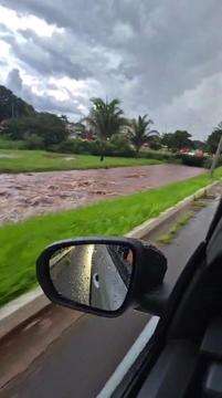 Córrego transborda em dia de chuva