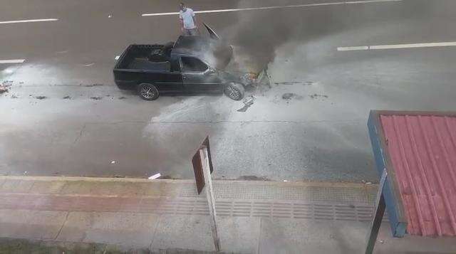 Caminhonete pega fogo na Afonso Pena