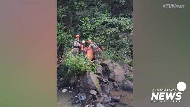 Vítima sendo resgatada pelo Corpo de Bombeiros 