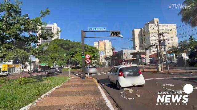Motoristas fazem conversão proibida na Avenida Afonso Pena