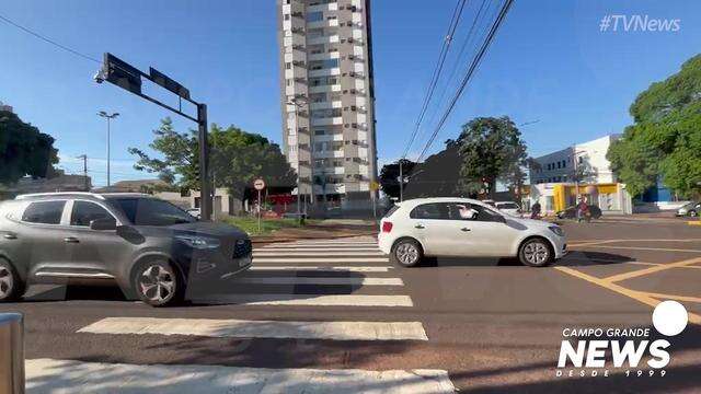 Motoristas fazem conversão proibida na Avenida Afonso Pena